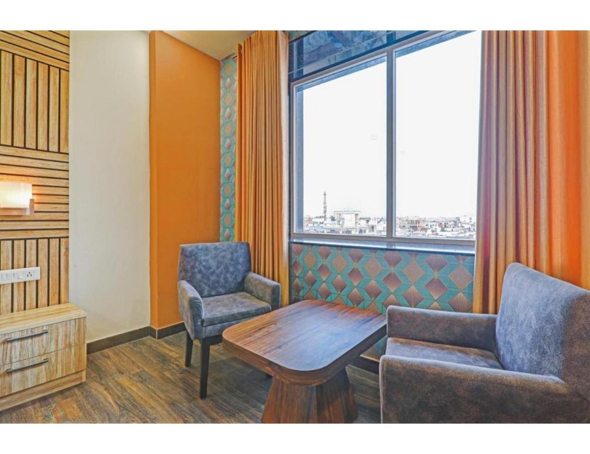 Paras Inn, *